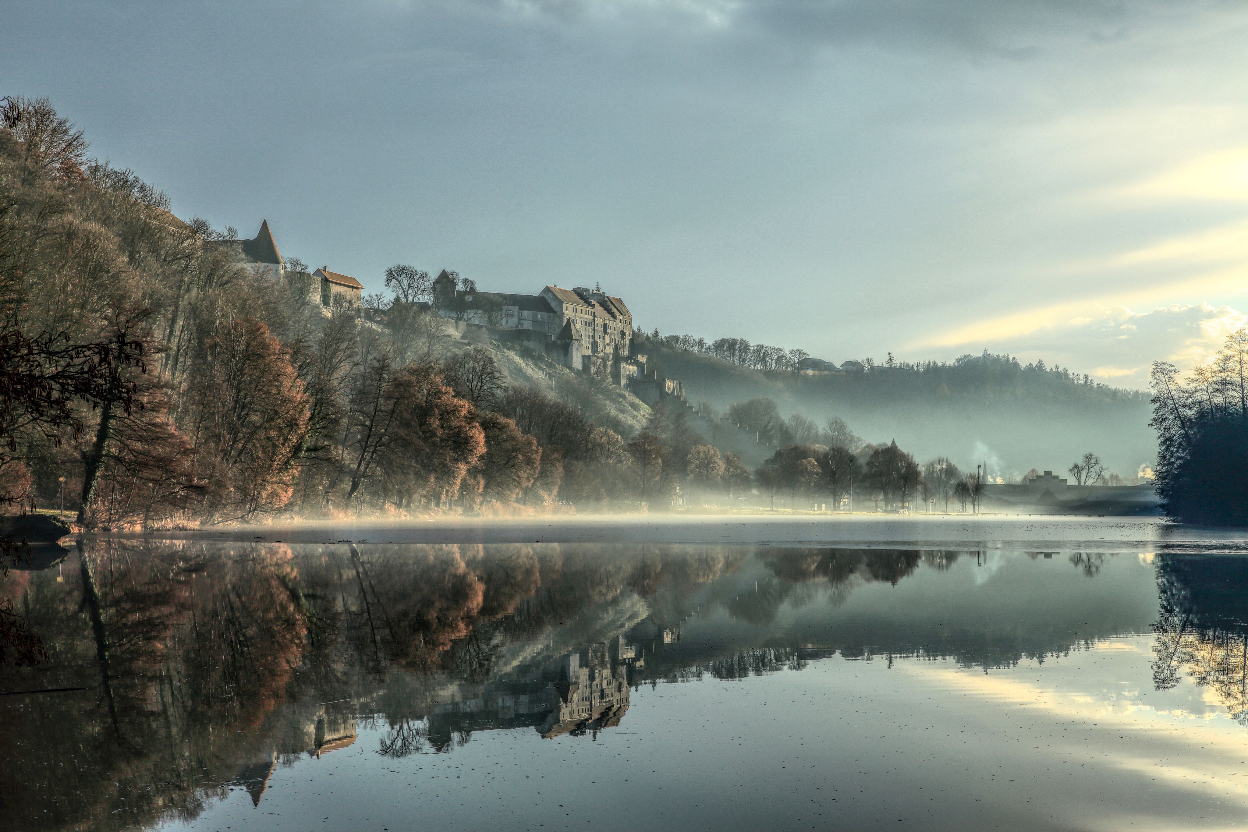 Burg im Nebel